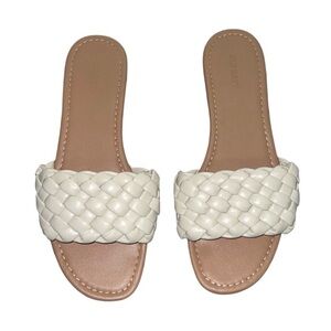 Old Navy Cream Faux Leather Puffy Braided Sandals Women's Size US 9 Beachy Flats